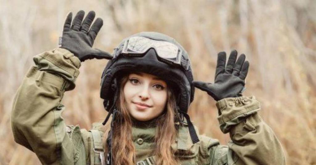 Россиянку, примерившую военную форму, назвали самой красивой девушкой-военной. Вот только к армии она никакого отношения не имеет