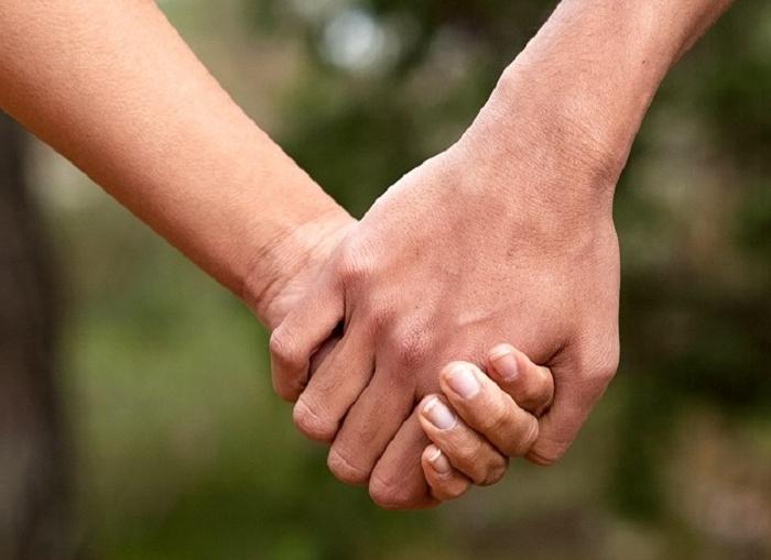 Переплетенные пальцы говорят о стабильности. То, как вы держите партнера за руку, может рассказать многое о ваших отношениях
