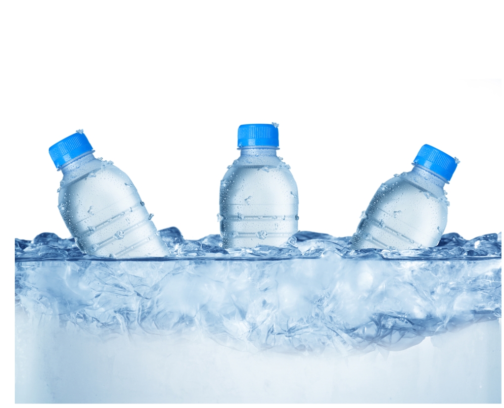 Питьевая вода лед. Вода со льдом. Бутылка для воды. Бутылка холодной воды. Охлажденная вода.