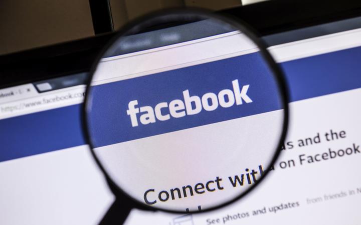 Facebook собирает данные о пользователях и отслеживает их действия даже вне социальной сети, сообщает эксперт