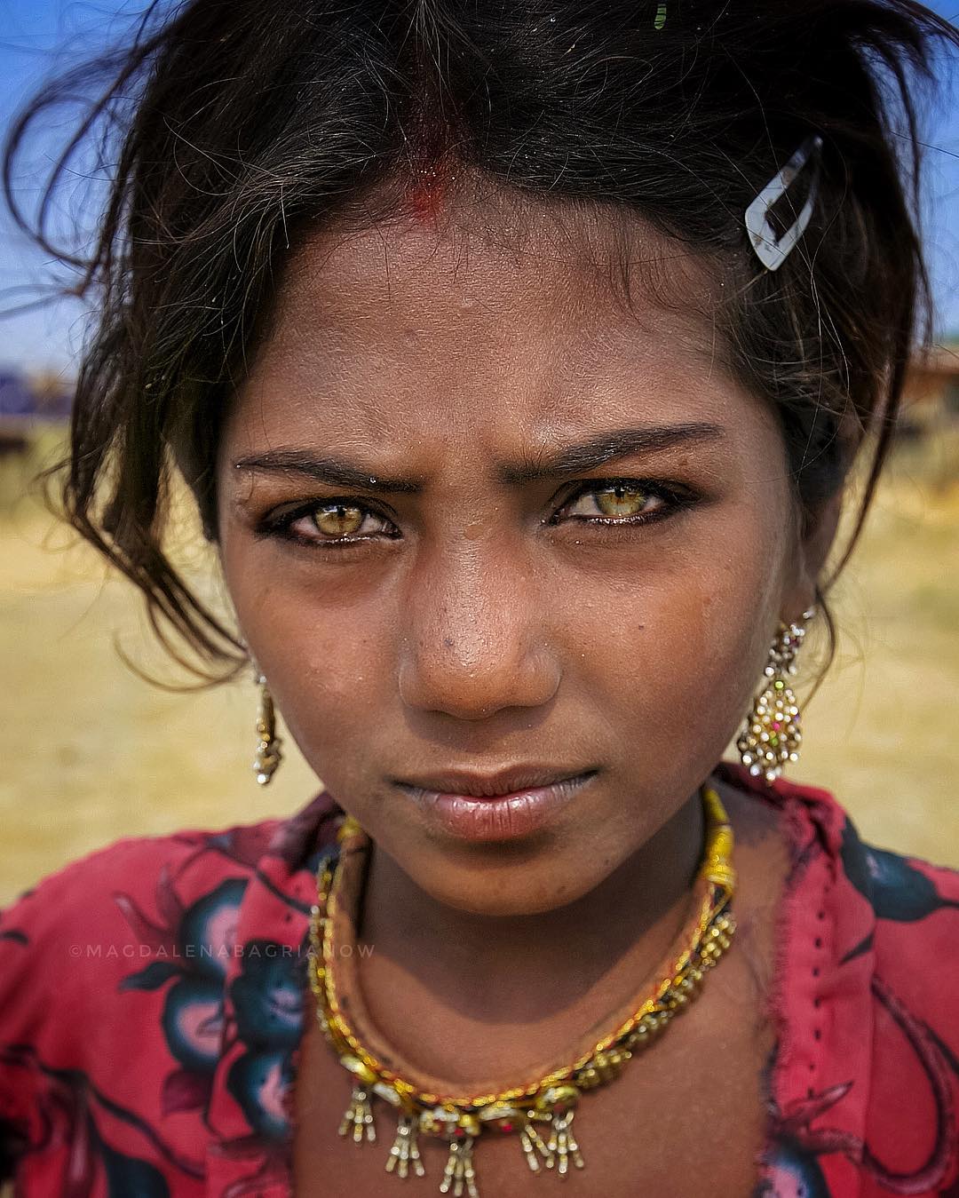 Этнический взгляд. Индианка с зелеными глазами. Девочка с необычными глазами. Девушки с необычными глазами. Индианки внешность.