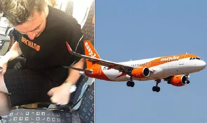 Пассажир самолета easyJet был удивлен, когда увидел, что на его сидении вместо подушки был лист металла