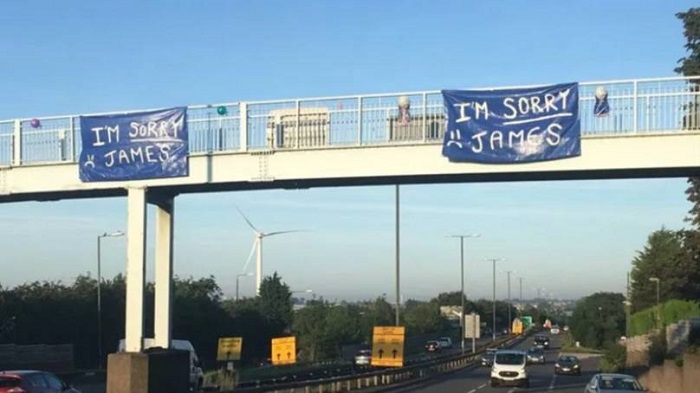 Водители несколько дней наблюдали странные плакаты с фразой  Извини, Джеймс  на мосту, а дорожная служба была против