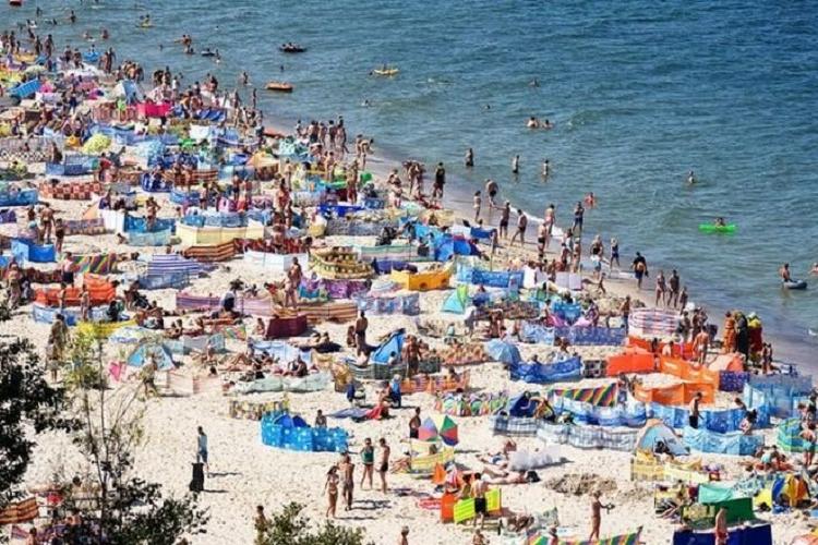 Спорная идея: жители Польши ограждают личную территорию на многолюдных пляжах, что стало серьезной проблемой для окружающих