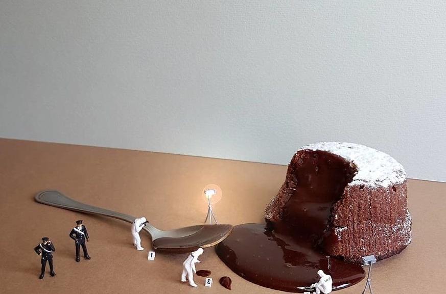 Кондитер воссоздает различные ситуации из жизни, используя десерты и миниатюрных человечков