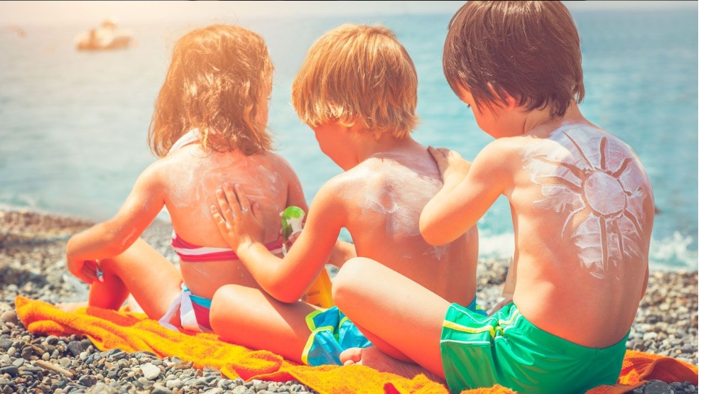 Можно ли использовать уже открытый солнцезащитный крем следующим летом? Мнение дерматологов на этот счет