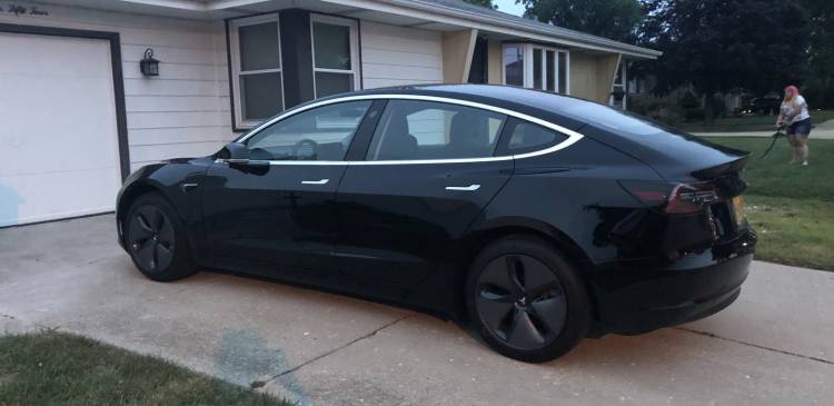 Владелец Tesla заряжал автомобиль на чужом газоне 12 часов и даже не извинился перед хозяином