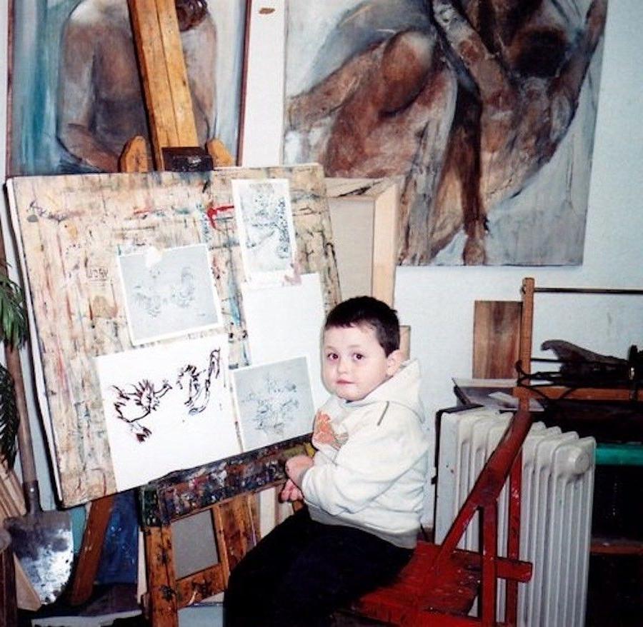 Родители купили своему 2 летнему сыну карандаш и холст. Сегодня ему 16, и его необычные картины завоевывают мир