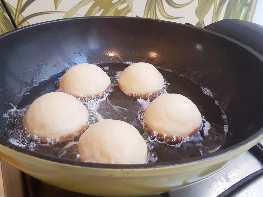 Рецепт пончики на сгущенке на сковороде с фото