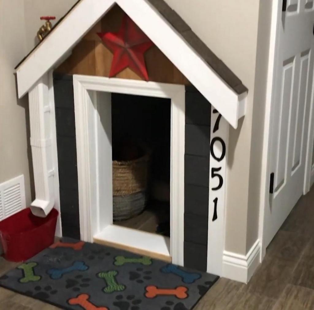 Мужчина построил своим собачкам домик под лестницей со светом и водопроводом