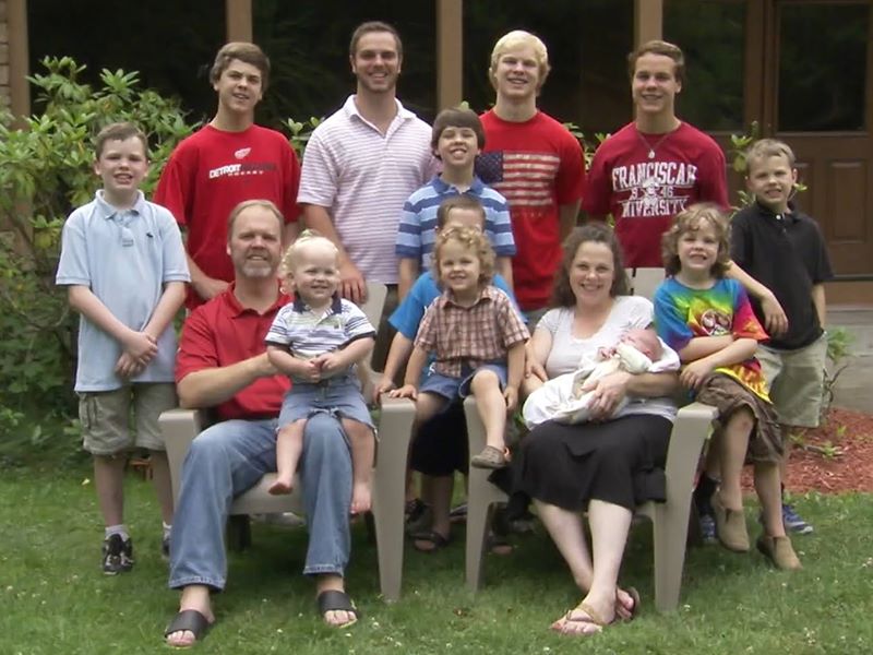 В семье родилось 14 сыновей, но родители продолжают мечтать о дочери
