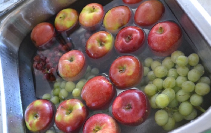 Купленные ягоды и фрукты мама всегда промывает в воде с уксусом. Благодаря этому они долго не портятся