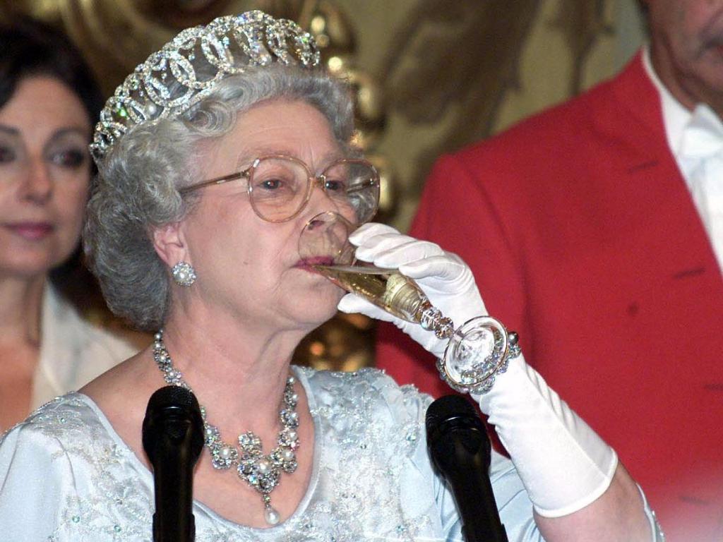 Чай, шампанское и шоколад: что ест в течение дня королева Елизавета