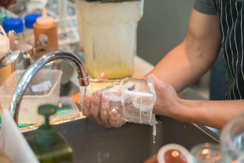 Как отмыть стеклянную посуду. Мытье стеклянной посуды. Как очищают посуду в лаборатории. Как проверяют стеклянную посуду. Как удалить остатки нефтепродуктов из стеклянной посуды.