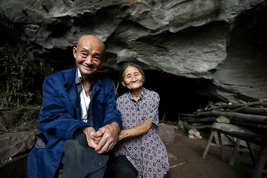 В Китае супружеская пара живет в пещере уже более 50 лет: как складывается их быт (фото)