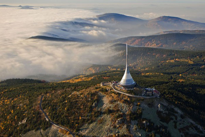 Гора Ештед в Чехии: уходящая в небо 1012 метровая телевизионная башня и отель