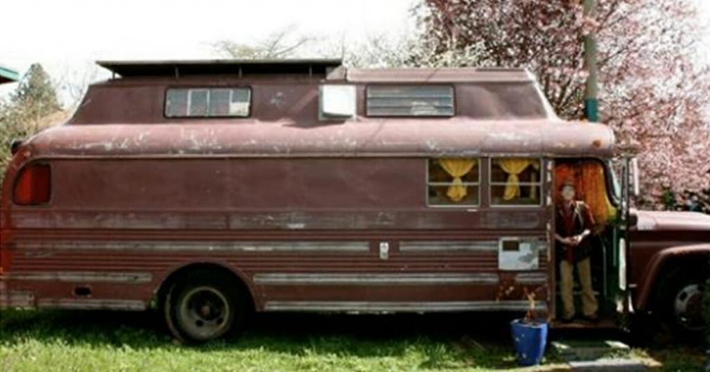 70 летний мужчина купил старый автобус и обустроил в нем жилье из натуральных материалов: фото