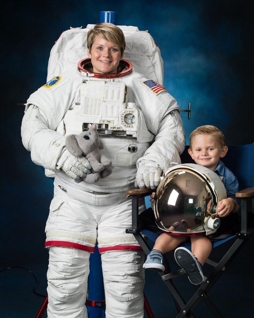 Со скафандром. Энн МАККЛЕЙН астронавт. Энн МАККЛЕЙН астронавт с женой. Саммер Уорден и Энн МАККЛЕЙН. Энн МАККЛЕЙН астронавт лизбиянка.