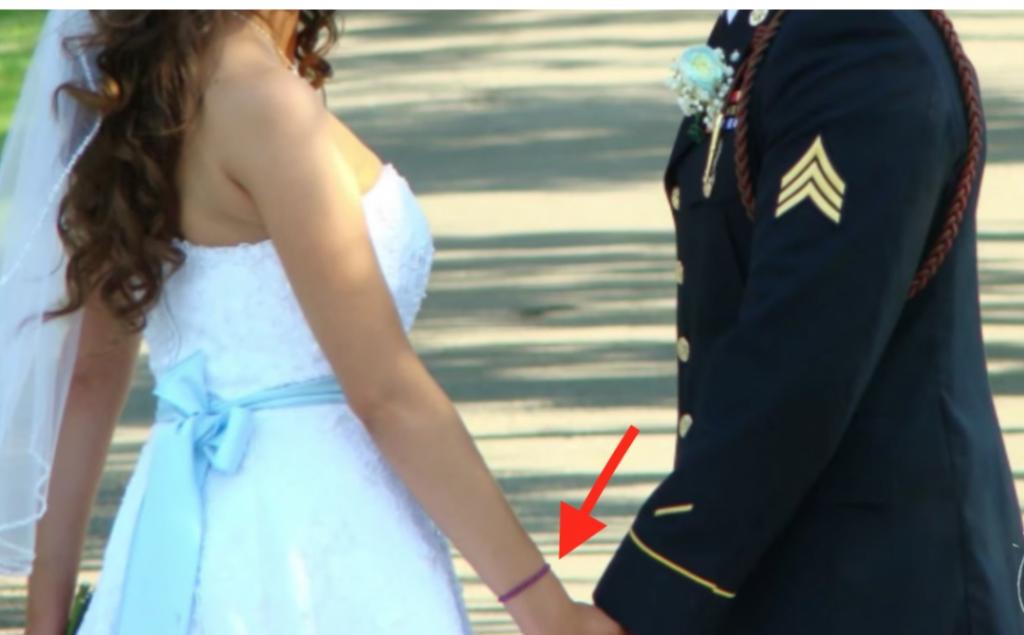 Заметив даже на свадебном фото резинку для волос на руке, девушка поняла: нужно что то делать с этой привычкой