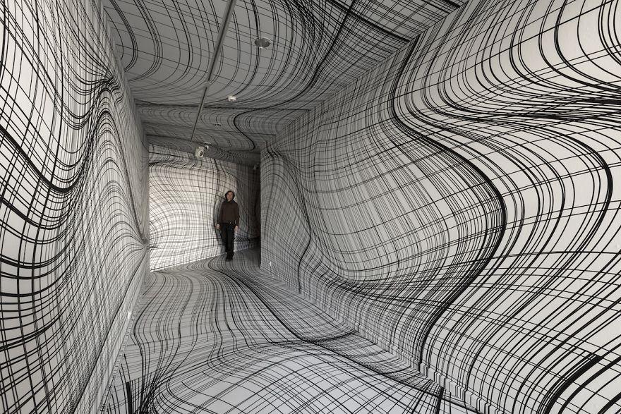 Этот художник заставляет стены двигаться: фото необычной сюрреалистической выставки