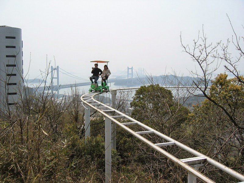 Гибрид велосипеда и американских горок в японском парке развлечений привлекает любителей острых ощущений (фото)