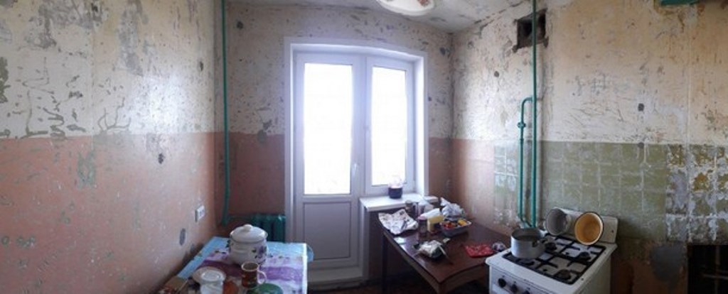 Девушка собственными силами отремонтировала кухню пожилой маме. Радости женщины нет предела