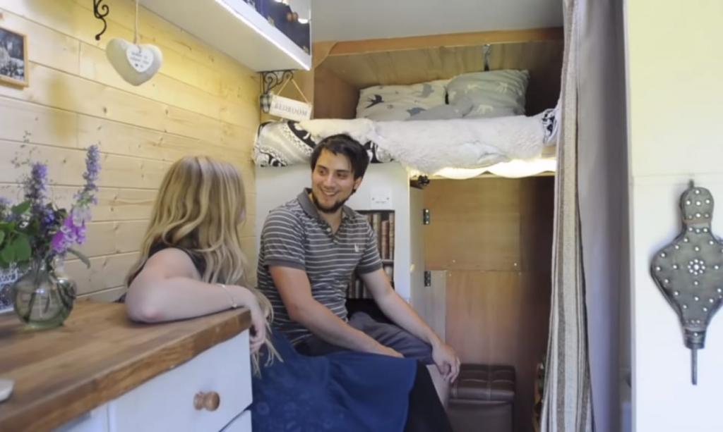 Супруги купили фургон и превратили его в уютное жилье, похожее на деревенскую избу