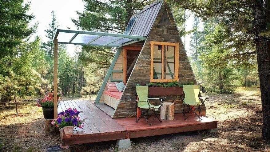 Фантазия и немного денег: пара построила небольшой гостевой домик, который выглядит очень уютно
