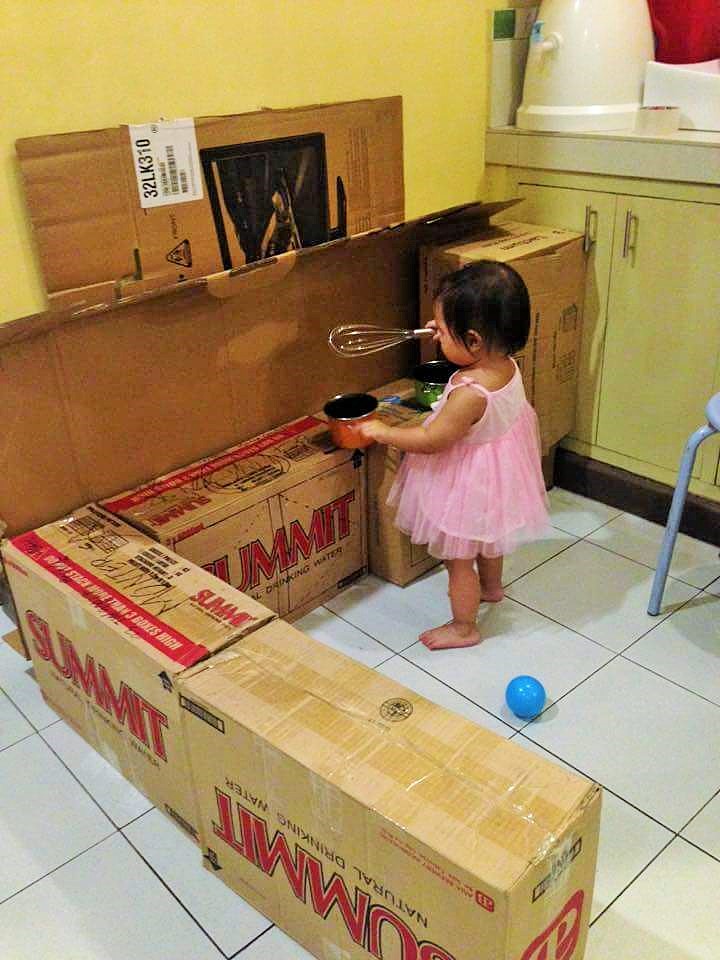 Шикарная игрушка за копейки: женщина сделала детскую кухню из коробок (фото)