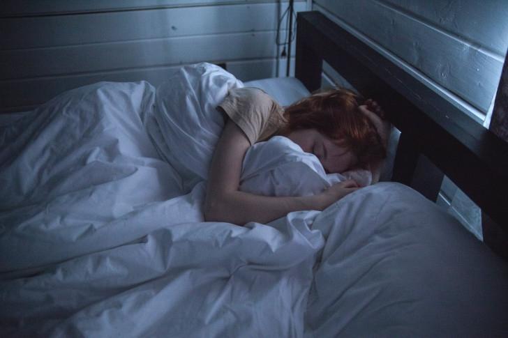 Вместо телефона лучше взять скакалку: 7 хороших привычек перед сном, которые помогут вам похудеть