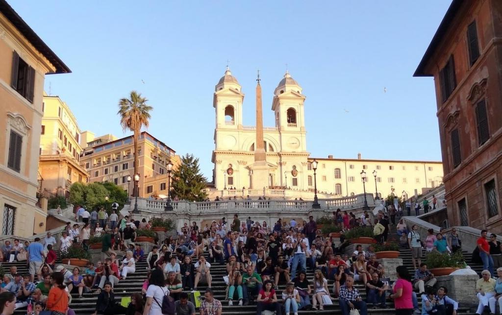 Туристам запретили сидеть на ступеньках Испанской лестницы в Риме. Нарушителям грозит штраф в 280 долларов