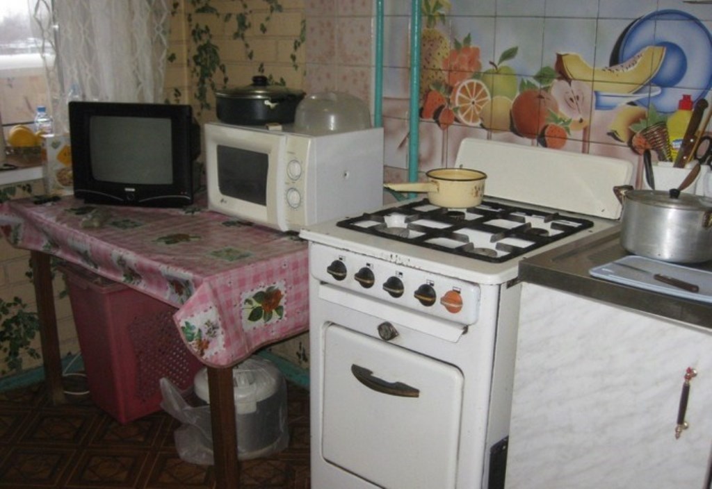 Девушка собственными силами отремонтировала кухню пожилой маме. Радости женщины нет предела