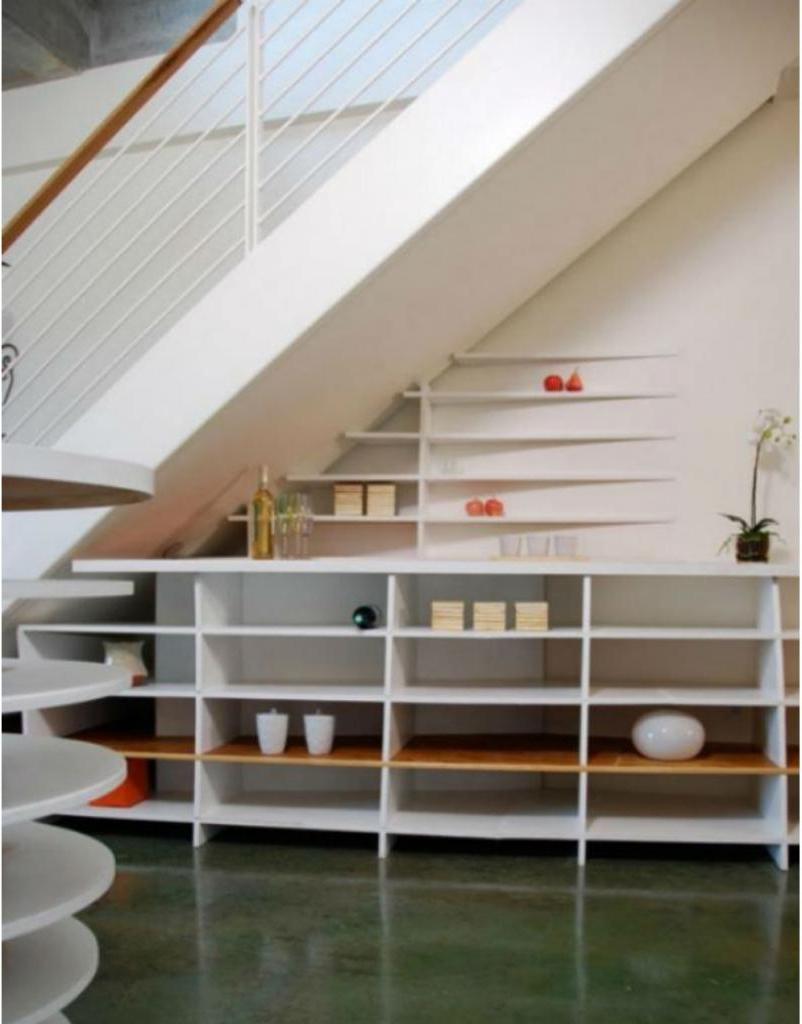 Незаслуженно забытый уголок: как можно использовать пространство под лестницей?