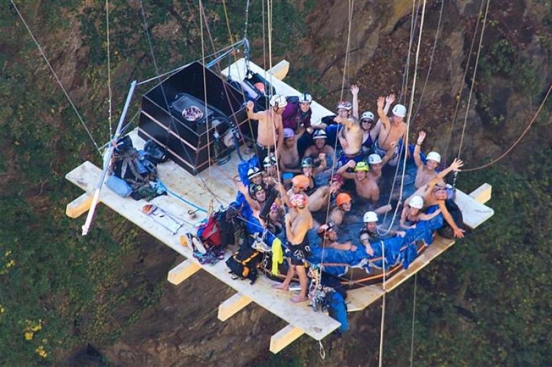 Швейцарские экстремалы построили подвесное джакузи на высоте 150 метров над землей (фото)