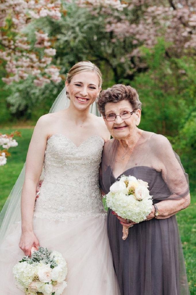 Чтобы свадьба запомнилась на всю жизнь, девушка попросила 89-летнюю бабушку стать подружкой невесты