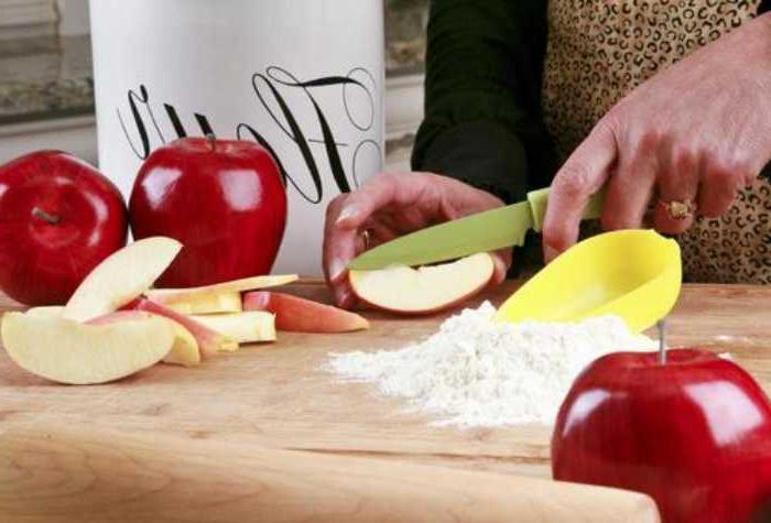 С наступлением сезона всегда обжариваю яблочные дольки в тесте: любимое блюдо из детства, которому научила мама