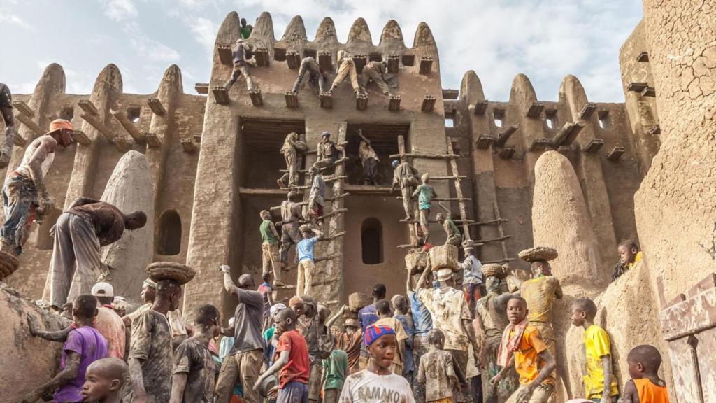 Мечеть в Мали: огромное глинобитное сооружение восстанавливают один раз в год