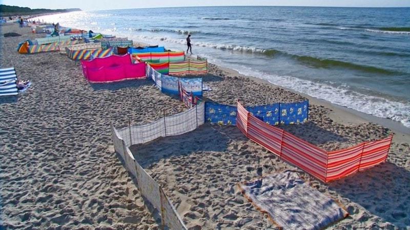 Спорная идея: жители Польши ограждают личную территорию на многолюдных пляжах, что стало серьезной проблемой для окружающих