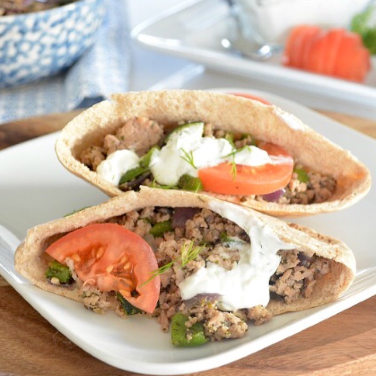 Идеально для пикника: греческие питы с индейкой, овощами и соусом из йогурта