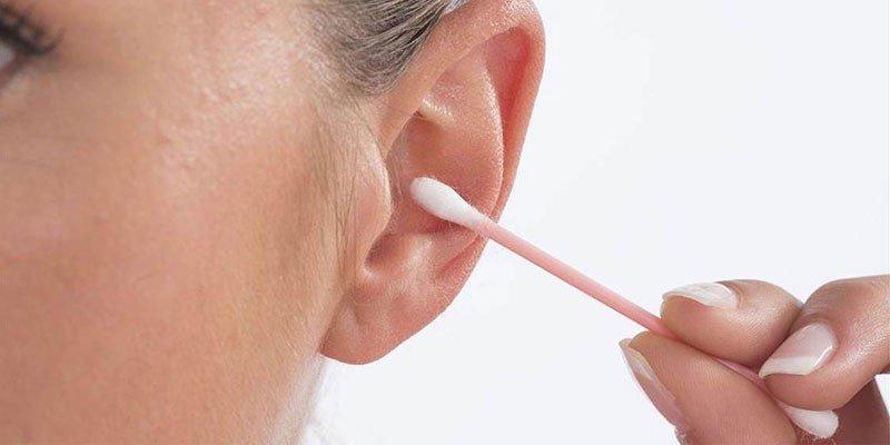 Удобно, но небезопасно: эксперты назвали причины, почему не стоит чистить уши ватными палочками