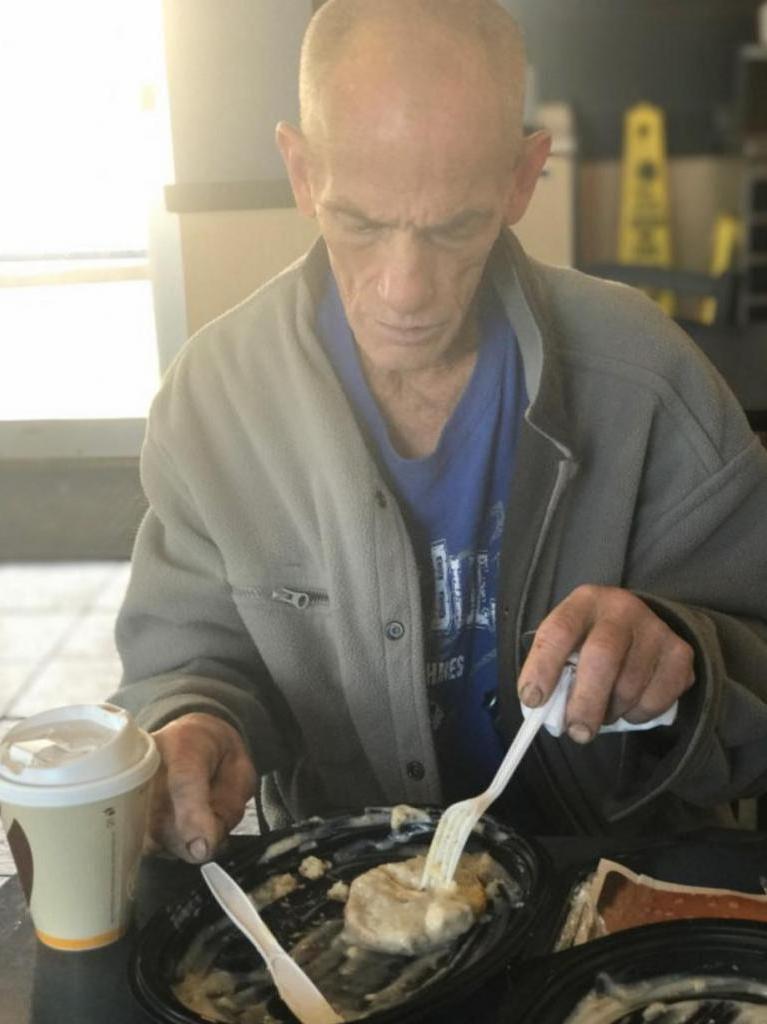 Добросердечная женщина, увидевшая плачущего бездомного, решила заговорить с ним