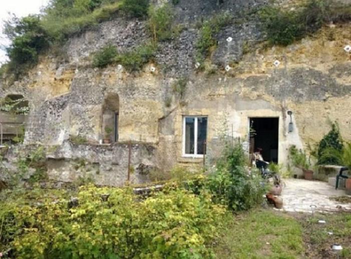 Пара купила комнату в заброшенной пещере всего за 1 евро и превратила ее в дом своей мечты (фото)