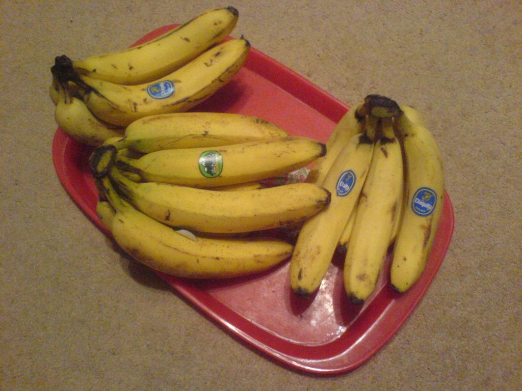 Во сколько месяцев банан. Бананы и другие фрукты. Яблочные бананы сорт. Примеры с бананами. Примеры банановых республик.
