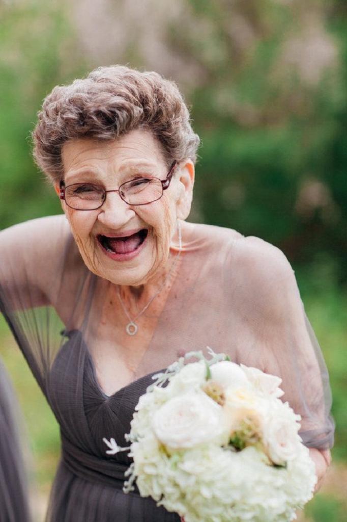 Чтобы свадьба запомнилась на всю жизнь, девушка попросила 89-летнюю бабушку стать подружкой невесты