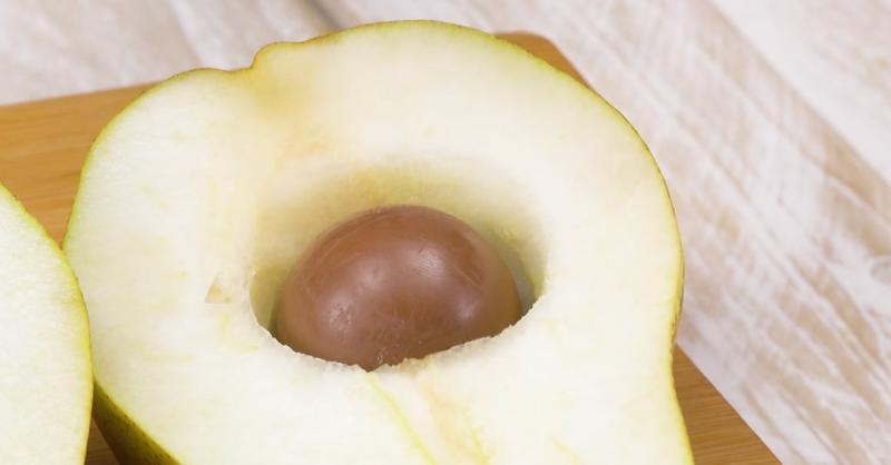 Режем груши или яблоки пополам и кладем внутрь конфеты: вкус приятно удивит