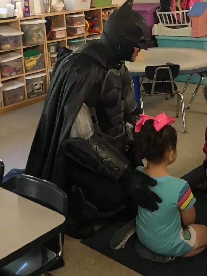 Мужчина в костюме Бэтмена помог маленькой девочке, которую обижали одноклассники, освоиться в школе