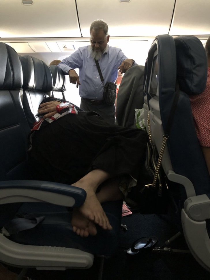 Любовь или настоящий эгоизм? Мужчина простоял 6 часов в самолете, чтобы его жена смогла поспать
