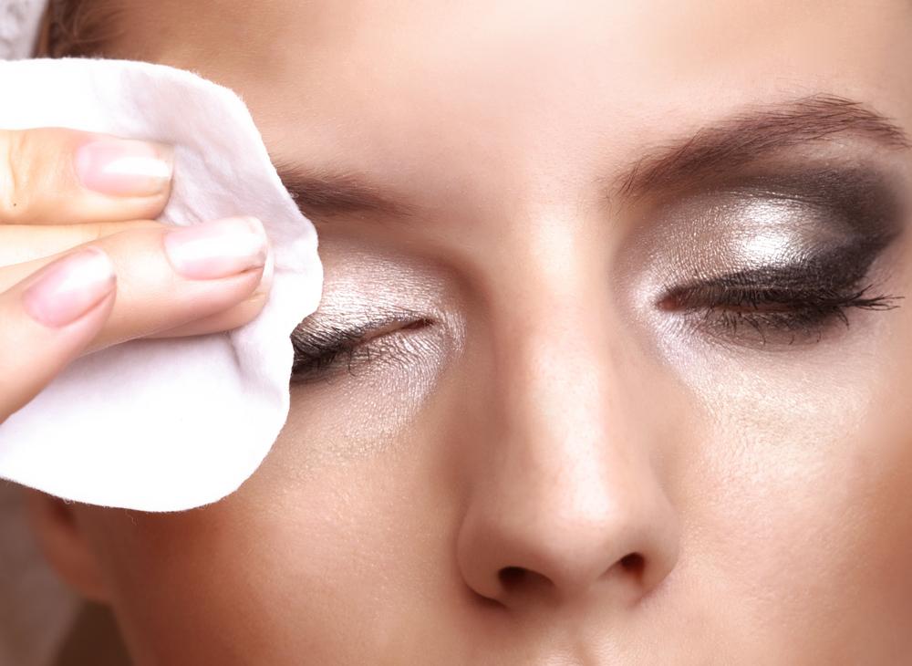 Почему женщинам после 40 так важно смывать макияж на ночь? Негативные последствия для кожи