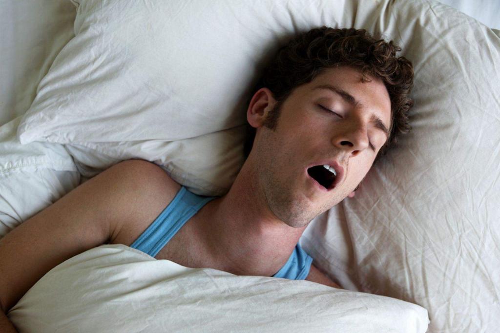 Ученые установили, что спать с открытым ртом вредно для зубов. Почему стоит проверить, как протекает ваш сон