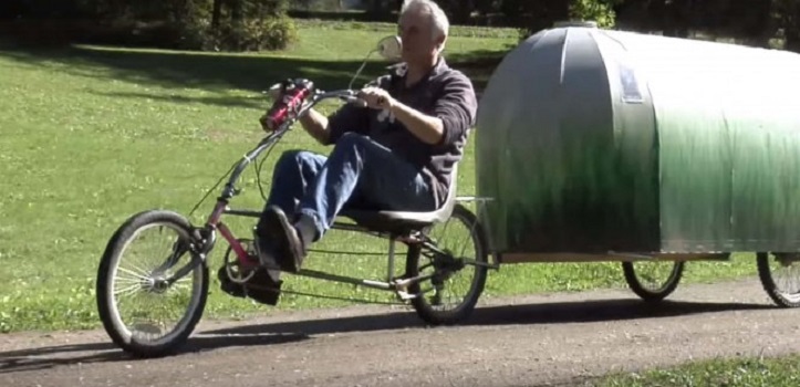 Мужчина сделал необычный мини дом на колесах с умывальником и плитой, который может везти велосипед